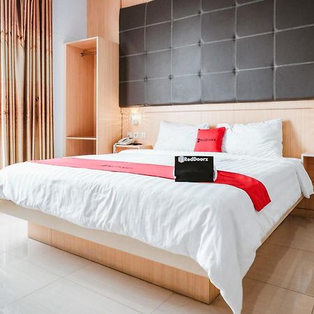 Reddoorz Premium At Hotel T-One Jambi Tanjungjohor Buitenkant foto