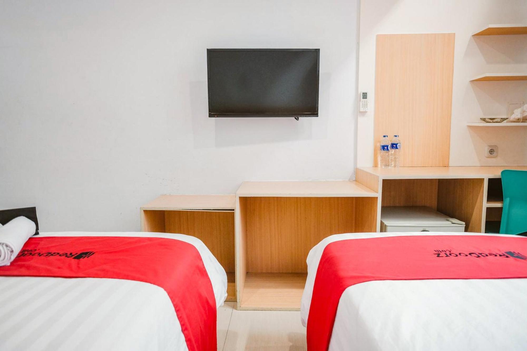 Reddoorz Premium At Hotel T-One Jambi Tanjungjohor Buitenkant foto